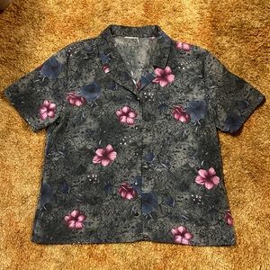 Women’s Floral Midnight Paradise Short Sleeve Button Up Blouse Size S-M